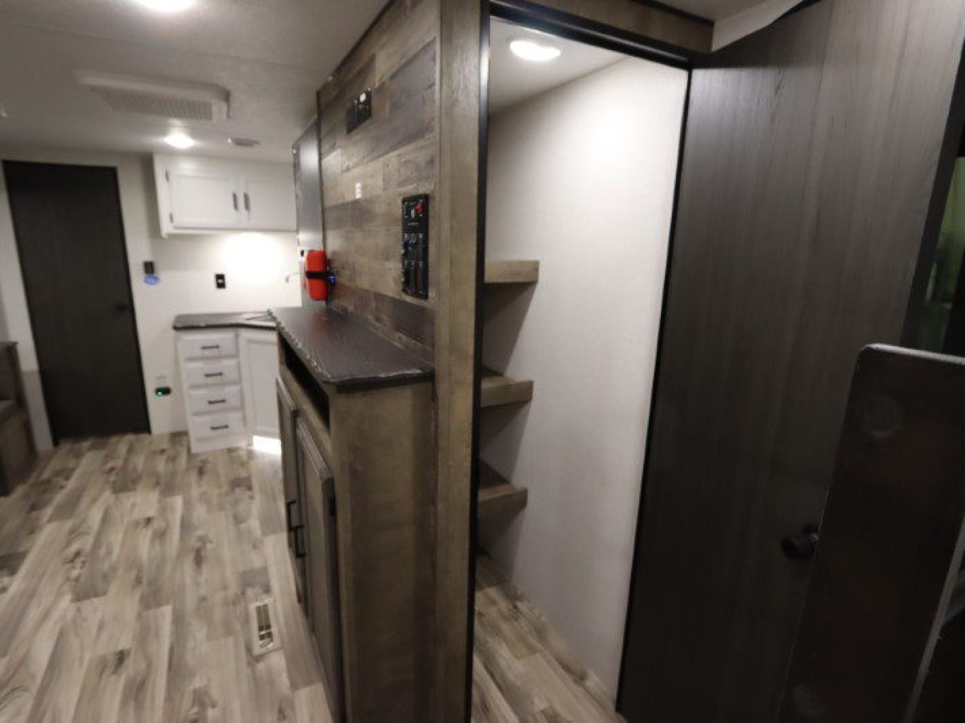 2024-stratus-sport-289vbhs-travel-trailer-regina-weyburn-watrous-09